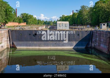 KRONSTADT, RUSSLAND - 11. AUGUST 2021: Tor des alten Schiffsreparaturdocks (Petrovsky Dock) an einem sonnigen Augusttag Stockfoto