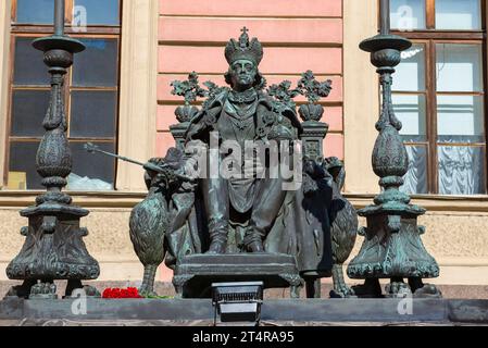 SANKT PETERSBURG, RUSSLAND - 5. SEPTEMBER 2021: Denkmal für den russischen Kaiser Paul I. im Hof der Michailowski-Burg an einem sonnigen Tag Stockfoto