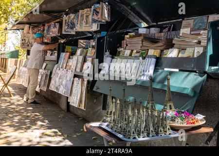 Bouquinistes oder Verkäufer von gebrauchten Büchern und Zeitschriften entlang der seine, Paris, Frankreich, Europa Stockfoto