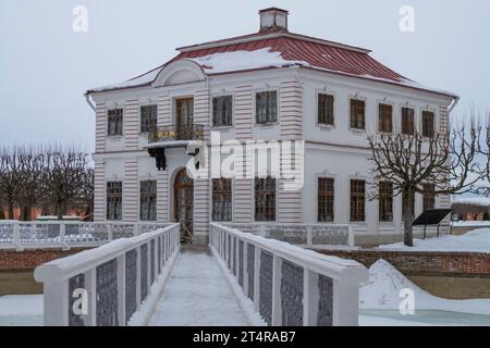 PETRODVORETS, RUSSLAND - 12. FEBRUAR 2022: Schloss Marly im Unteren Park des Peterhof an einem bewölkten Februartag Stockfoto