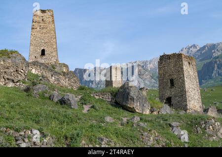 Alte ossetische Verteidigungstürme in den Bergen Nordossetiens an einem sonnigen Juni-Tag. Tsmiti, Nordossetien-Alanien. Russische Föderation Stockfoto