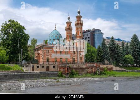 WLADIKAWKAZ, RUSSLAND - 13. JUNI 2023: Die antike Mukhtarow-Moschee (sunitische Moschee) in der Stadtlandschaft an einem Junitag Stockfoto