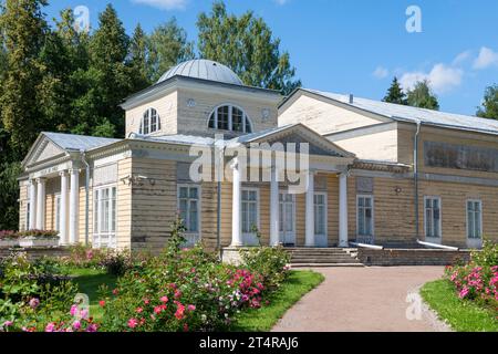 PAWLOWSK, RUSSLAND - 10. JULI 2023: Im alten Rosenpavillon an einem sonnigen Julitag Stockfoto