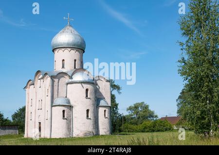 Mittelalterliche Erlöserkirche auf Nereditsa in einer Sommerlandschaft an einem sonnigen Julitag. Viertel von Veliky Nowgorod, Russland Stockfoto