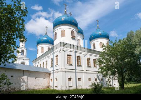 Blick auf die Kathedrale zu Ehren der Erhabenheit des kostbaren und lebensspendenden Kreuzes des Herrn an einem sonnigen Julitag. St. Georges Kloster, Veliky Stockfoto