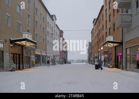 Verschneite Winterfotografie des neuen Stadtzentrums. 11. Oktober 2023: Gemeinde Kiruna, Lappland, Norrbotten County, Schweden. Nahm gegen 17:00 Uhr an. Stockfoto