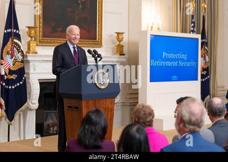 Washington, Usa. 31. Oktober 2023. US-Präsident Joe Biden hält Bemerkungen über Alterssicherung und Junk Fees im State Dining Room des Weißen Hauses, 31. Oktober 2023 in Washington, DC Credit: Adam Schultz/White House Photo/Alamy Live News Stockfoto