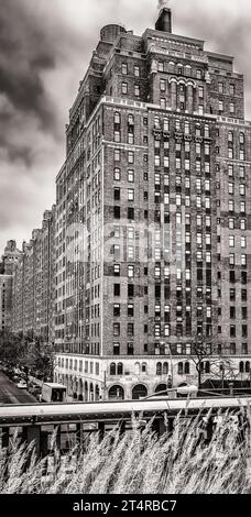 New York City, New York, USA, 16. Januar 2018, Blick von der High Line, The London Terrace ein Wohnkomplex in Chelsea, Manhattan Stockfoto