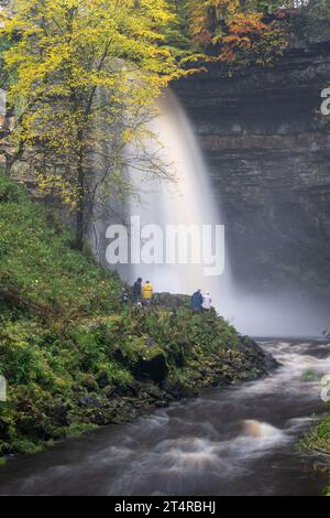 Hardrow Force, Englands höchster ununterbrochener Wasserfall mit 30 m im Herbst, in der Nähe der Marktstadt Hawes im Yorkshire Dales National Park, Großbritannien. Stockfoto