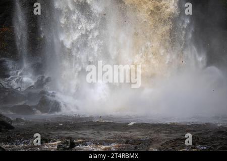 Hardrow Force, Englands höchster ununterbrochener Wasserfall mit 30 m im Herbst, in der Nähe der Marktstadt Hawes im Yorkshire Dales National Park, Großbritannien. Stockfoto