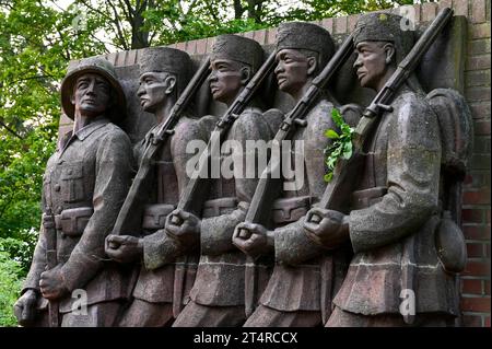 Deutscher Kolonialismus DEUTSCHLAND, Hamburg, Deutsch-Ostafrika-Ehrenmal, Askari Relief im sogenannten Tansania Park auf dem Gelände der ehemaligen Wehrmacht Kaserne Lettow-Vorbeck in Jenfeld, Askari abgeleitet vom Swahili Wort mit arabischem Ursprung für Soldat, Bezeichnung für die einheimischen Soldaten oder Polizisten in den Kolonialtruppen, Darstellung eines deutschen Offiziers der Schutztruppe mit ihm folgenden Askaris, Askaris werden auch im Maji Maji Aufstand gegen die Aufständischen und die Bevölkerung eingesetzt, Relief geschaffen und aufgestellt 1938 von Bildhauer Walter von Rucktesc Stockfoto