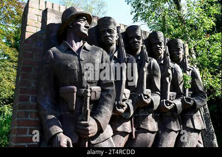 Deutscher Kolonialismus DEUTSCHLAND, Hamburg, Deutsch-Ostafrika-Ehrenmal, Askari Relief im sogenannten Tansania Park auf dem Gelände der ehemaligen Wehrmacht Kaserne Lettow-Vorbeck in Jenfeld, Askari abgeleitet vom Swahili Wort mit arabischem Ursprung für Soldat, Bezeichnung für die einheimischen Soldaten oder Polizisten in den Kolonialtruppen, Darstellung eines deutschen Offiziers der Schutztruppe mit ihm folgenden Askaris, Askaris werden auch im Maji Maji Aufstand 1905-07 gegen die Aufständischen und die Bevölkerung eingesetzt, Relief geschaffen und aufgestellt 1938 von Bildhauer Walter von Stockfoto