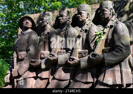 Deutscher Kolonialismus DEUTSCHLAND, Hamburg, Deutsch-Ostafrika-Ehrenmal, Askari Relief im sogenannten Tansania Park auf dem Gelände der ehemaligen Wehrmacht Kaserne Lettow-Vorbeck in Jenfeld, Askari abgeleitet vom Swahili Wort mit arabischem Ursprung für Soldat, Bezeichnung für die einheimischen Soldaten oder Polizisten in den Kolonialtruppen, Darstellung eines deutschen Offiziers der Schutztruppe mit ihm folgenden Askaris, Askaris werden auch im Maji Maji Aufstand 1905-07 gegen die Aufständischen und die Bevölkerung eingesetzt, Relief geschaffen und aufgestellt 1938 von Bildhauer Walter von Stockfoto