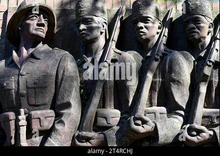 Deutscher Kolonialismus DEUTSCHLAND, Hamburg, Deutsch-Ostafrika-Ehrenmal, Askari Relief im sogenannten Tansania Park auf dem Gelände der ehemaligen Wehrmacht Kaserne Lettow-Vorbeck in Jenfeld, Askari abgeleitet vom Swahili Wort mit arabischem Ursprung für Soldat, Bezeichnung für die einheimischen Soldaten oder Polizisten in den Kolonialtruppen, Darstellung eines deutschen Offiziers der Schutztruppe mit ihm folgenden Askaris, Askaris werden auch im Maji Maji Aufstand 1905-07 gegen die Aufständischen und die Bevölkerung eingesetzt, Relief geschaffen und aufgestellt 1938 von Bildhauer Walter von Stockfoto