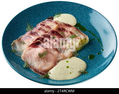 In dünne Scheiben geschnittenes Wels-Filet, serviert mit Sauce und frischem Dill, isoliert auf weißem Hintergrund. Stockfoto