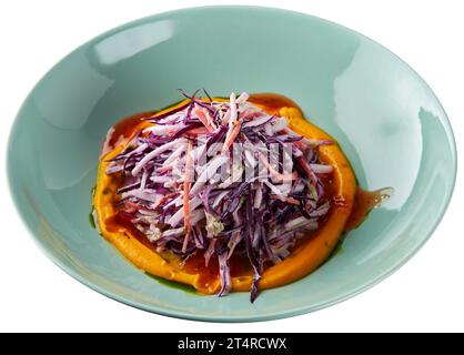 Krautsalat mit Lila- und Weißkohl, Orangen- und Essigsauce, isoliert auf weißem Hintergrund. Stockfoto