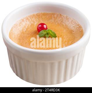 Butternusskürbis-Souffle in weißem Ramekin, isoliert auf weißem Hintergrund. Stockfoto