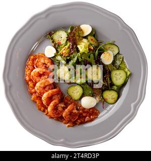 Gegrillte Garnelen in süßer Sauce und gesunder Salat mit Gemüse, isoliert auf weißem Hintergrund. Stockfoto