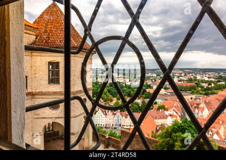 Panoramablick auf Landshut vom Schloss Trausnitz. Altstadt und Kathedralen, Architektur, Häuserdächer, Straßenlandschaft, Landshut, Deutschland. Stockfoto