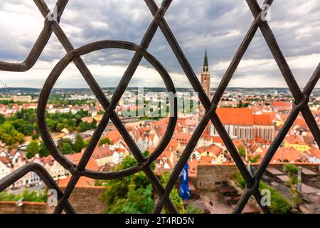 Panoramablick auf Landshut vom Schloss Trausnitz. Altstadt und Kathedralen, Architektur, Häuserdächer, Straßenlandschaft, Landshut, Deutschland. Stockfoto