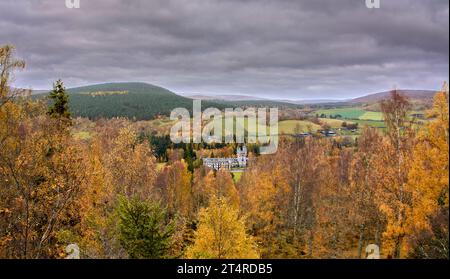 Balmoral Estates Crathie Scotland ein herbstlicher Blick über das Schloss und die Bauernhöfe mit farbenfrohen gelben und roten Blättern Stockfoto