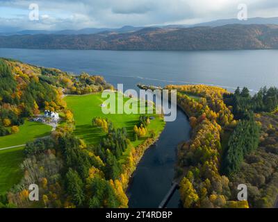 Luftaufnahme des Flusses Moriston, der in Loch Ness mündet, mit herbstlichen Farben in Invermoriston, Schottland, Großbritannien Stockfoto