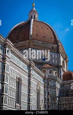 Ein Foto im vertikalen Format des Duomo auf der Kathedrale Santa Maria del Fiore in Florenz, Italien Stockfoto