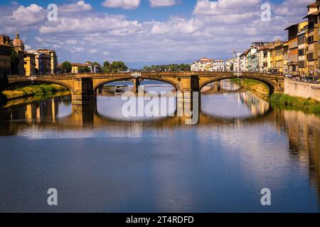 An einem wunderschönen Nachmittag zieht sich eine Brücke über den Fluss Arno in Florenz Stockfoto