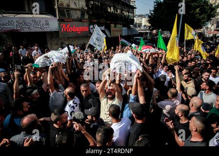 Jenin, Palästina. November 2023. ANMERKUNG DES HERAUSGEBERS: Das Bild zeigt den Tod Mourners trägt die Leichen von drei Palästinensern, die bei einem israelischen Militärangriff in einem Flüchtlingslager von Dschenin im besetzten nördlichen Westjordanland erschossen wurden. Quelle: SOPA Images Limited/Alamy Live News Stockfoto