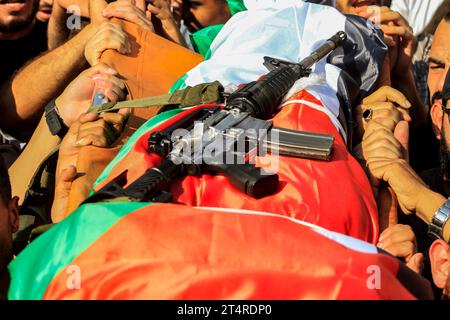 Jenin, Palästina. November 2023. ANMERKUNG DES HERAUSGEBERS: Das Bild zeigt den Tod Mourners tragen die Leiche eines von drei Palästinensern, die bei einem israelischen Militärangriff in einem Flüchtlingslager von Dschenin im besetzten nördlichen Westjordanland erschossen wurden. Quelle: SOPA Images Limited/Alamy Live News Stockfoto