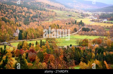 Balmoral Estates Crathie Scotland blickt das Tal hinunter, vorbei an Crathie Kirk zum Fluss Dee mit bunten Bäumen und Blättern im Herbst Stockfoto