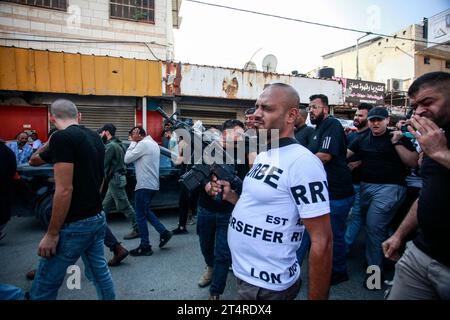 Jenin, Palästina. November 2023. Bewaffnete Männer nehmen an der Beerdigung von drei Palästinensern Teil, die bei einem israelischen Militärangriff in einem Flüchtlingslager von Dschenin im besetzten nördlichen Westjordanland erschossen wurden. Quelle: SOPA Images Limited/Alamy Live News Stockfoto