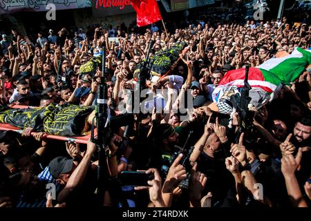 Jenin, Palästina. November 2023. ANMERKUNG DES HERAUSGEBERS: Das Bild zeigt den Tod Mourners trägt die Leichen von drei Palästinensern, die bei einem israelischen Militärangriff in einem Flüchtlingslager von Dschenin im besetzten nördlichen Westjordanland erschossen wurden. Quelle: SOPA Images Limited/Alamy Live News Stockfoto