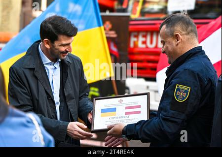 Nicht exklusiv: LEMBERG, UKRAINE - 30. OKTOBER 2023 - außerordentlicher und bevollmächtigter Botschafter der Republik Österreich bei der Ukraine Arad Benko(L) und Stockfoto