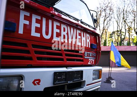 Nicht exklusiv: LEMBERG, UKRAINE - 30. OKTOBER 2023 - Ein Feuerwehrfahrzeug ist Teil der Feuerwehrausrüstung, die von der Regierung Österreichs und der öffentlichen Verkehrsmittel geliefert wird Stockfoto