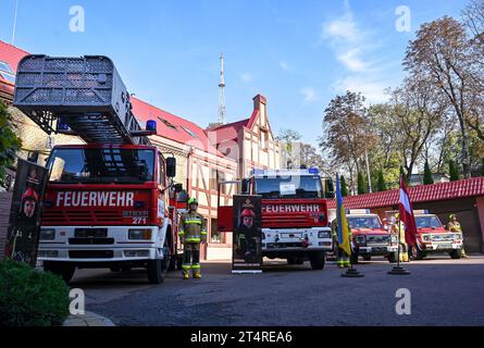 Nicht exklusiv: LEMBERG, UKRAINE - 30. OKTOBER 2023 - Feuerwehrfahrzeuge sind Teil der Feuerwehrausrüstung, die von der Regierung Österreichs und dem Nahverkehr geliefert wird Stockfoto