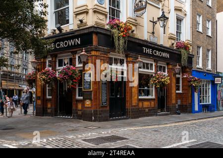 London, Großbritannien - 27. August 2023: Seven Dials Area in Covent Garden, West End of London. The Crown Pub Stockfoto