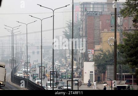 Während des Nebelwetters in der Wintersaison bedeckte der Smog den Himmel, der am Mittwoch, den 1. November 2023, über dem Horizont von Peschawar festgehalten wurde. Stockfoto