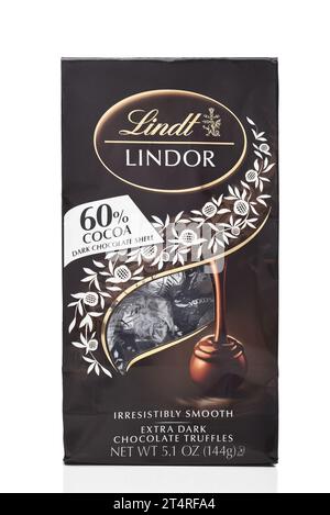 IRVINE, KALIFORNIEN - 1. November 2023: Eine Tüte Lindt Dark Chocolate Trüffel mit 60 Prozent Kakao. Stockfoto