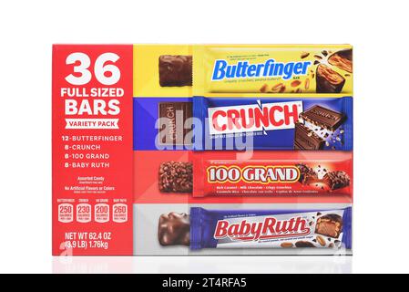 IRVINE, KALIFORNIEN - 1. November 2023: Eine Schachtel mit 36 großen Schokoriegel von Nestle, einschließlich Crunch, Baby Ruth, Butterfinger und 100 Grand Bars. Stockfoto