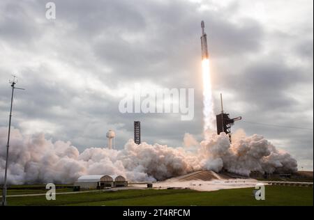 CAPE CANAVERAL, FLORIDA, USA - 13. Oktober 2023 - Eine SpaceX Falcon Heavy Rakete mit dem Raumschiff Psyche an Bord wird vom Launch Complex 39A aus gestartet. Stockfoto