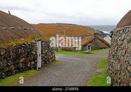 Ein Blick auf restaurierte Crofts im Blackhouse Village, Baile Tughaidh, bei Garenin an der Westküste der Isle of Lewis, Äußere Hebriden, Schottland. Stockfoto