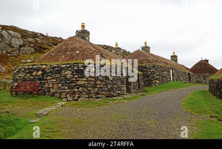 Ein Blick auf restaurierte Crofts im Blackhouse Village, Baile Tughaidh, bei Garenin an der Westküste der Isle of Lewis, Äußere Hebriden, Schottland. Stockfoto