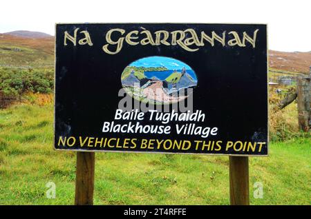 Ein Schild, das den Eingang zum Blackhouse Village, Baile Tughaidh, an der Westküste der Isle of Lewis, Äußere Hebriden, Schottland, anzeigt. Stockfoto