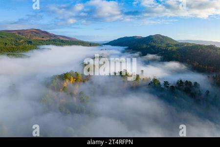 Luftaufnahme der Wolkenumkehr am frühen Morgen neben Loch Beinn, einem Mheadhoin in Glen Affric, Scottish Highlands, Schottland, Großbritannien Stockfoto