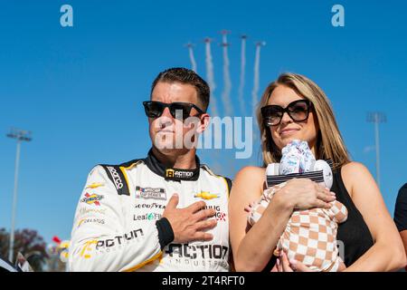 Martinsville, VA, USA. Oktober 2023. AJ Allmendinger (16) steht für die Nationalhymne des Xfinity 500 auf dem Martinsville Speedway in Martinsville VA. (Credit Image: © Logan T Arce Grindstone Media Gr/ASP) NUR REDAKTIONELLE VERWENDUNG! Nicht für kommerzielle ZWECKE! Stockfoto