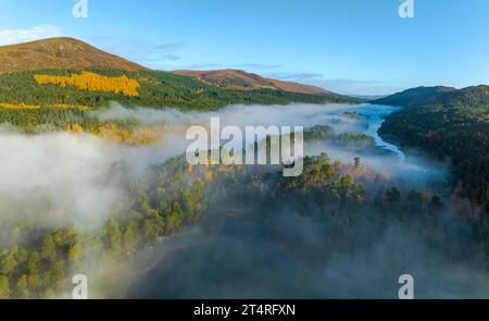 Luftaufnahme der Wolkenumkehr am frühen Morgen neben Loch Beinn, einem Mheadhoin in Glen Affric, Scottish Highlands, Schottland, Großbritannien Stockfoto