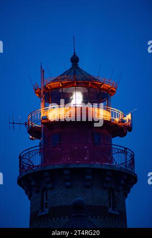 1. November 2023, Mecklenburg-Vorpommern, Putgarten auf Rügen: Der Leuchtturm Kap Arkona auf der Insel Rügen sendet sein Licht in die Ostsee. Nach der jüngsten Sturmflut ist die Klippe an der Nordspitze Rügens am Kap Arkona an einer breiten Front abgebrochen. Foto: -/dpa Stockfoto