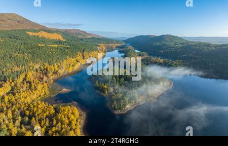 Luftaufnahme der Wolkenumkehr am frühen Morgen neben Loch Beinn, einem Mheadhoin in Glen Affric, Scottish Highlands, Schottland, Großbritannien Stockfoto