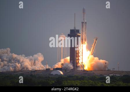 CAPE CANAVERAL, FLORIDA, USA - 13. Oktober 2023 - Eine SpaceX Falcon Heavy Rakete mit dem Raumschiff Psyche an Bord wird vom Launch Complex 39A aus gestartet. Stockfoto